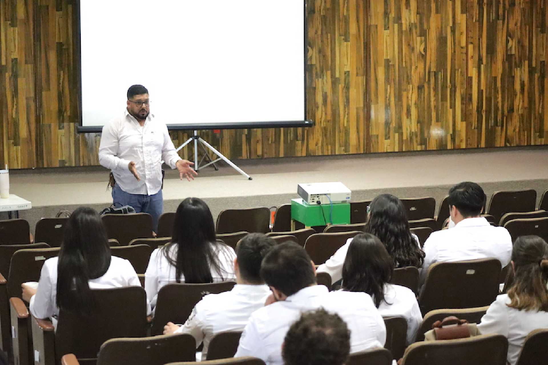 CAPACITA GOBIERNO ESTATAL A PASANTES QUE REALIZARÁN SU SERVICIO SOCIAL EN CENTROS DE SALUD DE BCS