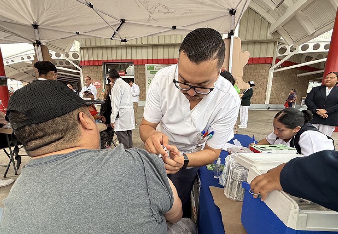 ESTABLECIÓ SECTOR SALUD DE BCS CUATRO MACROCENTROS DE VACUNACIÓN UNIVERSAL