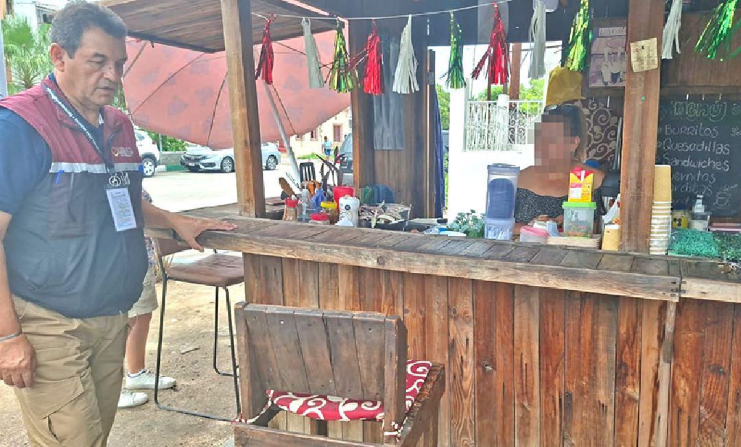 MÁS DE 35 PUESTOS CON VENTA DE ALIMENTOS HA RETIRADO COEPRIS POR UBICARSE EN ZONAS CON DERRAMES